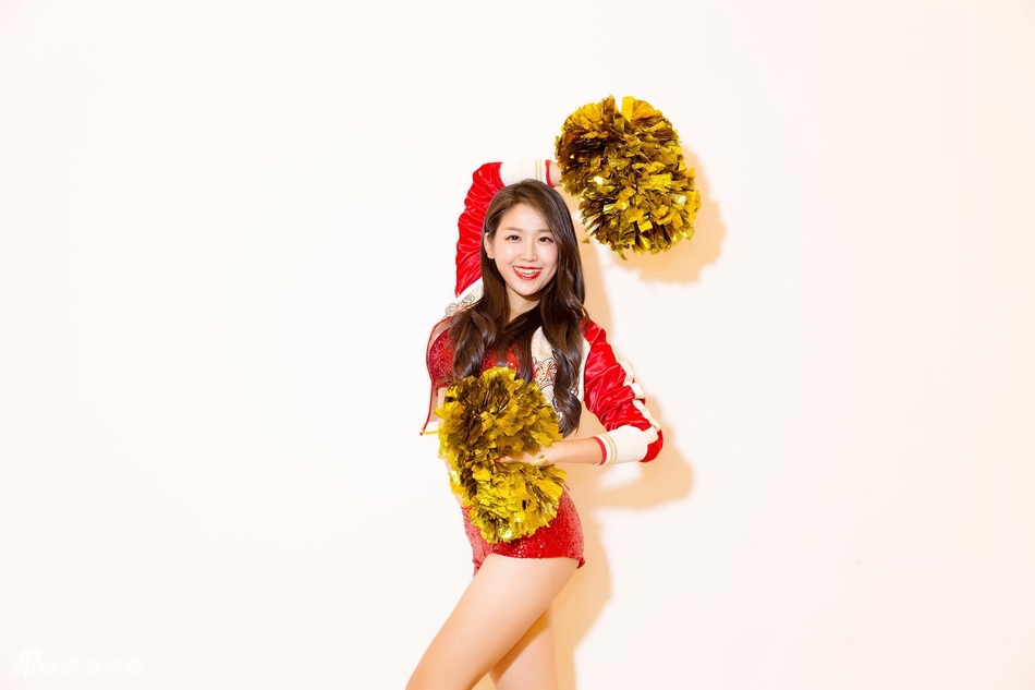 卷卷在山东男篮主场手持花球，笑容甜美感染力十足