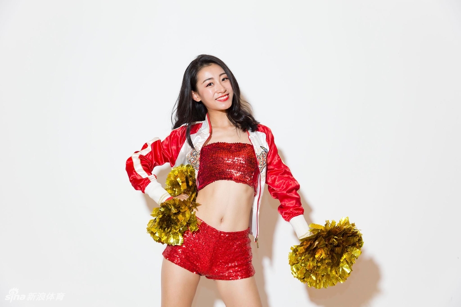 小雯在赛场中央纵情起舞，高挑的身材在灯光下勾勒出优美的线条，专注的眼神里满是对舞台的热爱。