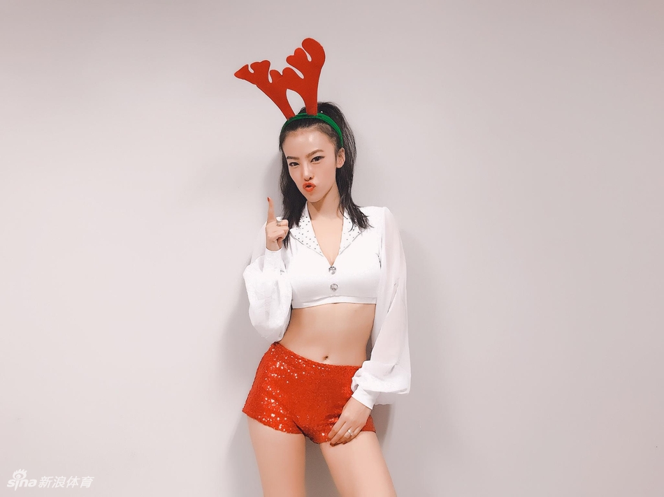 大合影中，甜心宝贝们簇拥在一起，对着镜头绽放出最灿烂的笑容，仿佛要将所有的圣诞快乐都传递给镜头前的你。