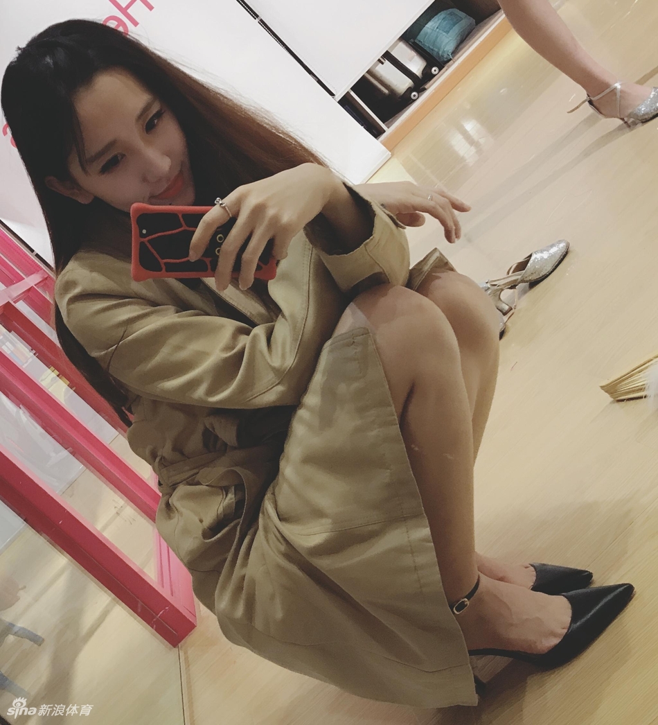 表演结束后的小娜,对着镜头露出治愈系的微笑,仿佛能扫去一切阴霾,让人感受到满满的元气