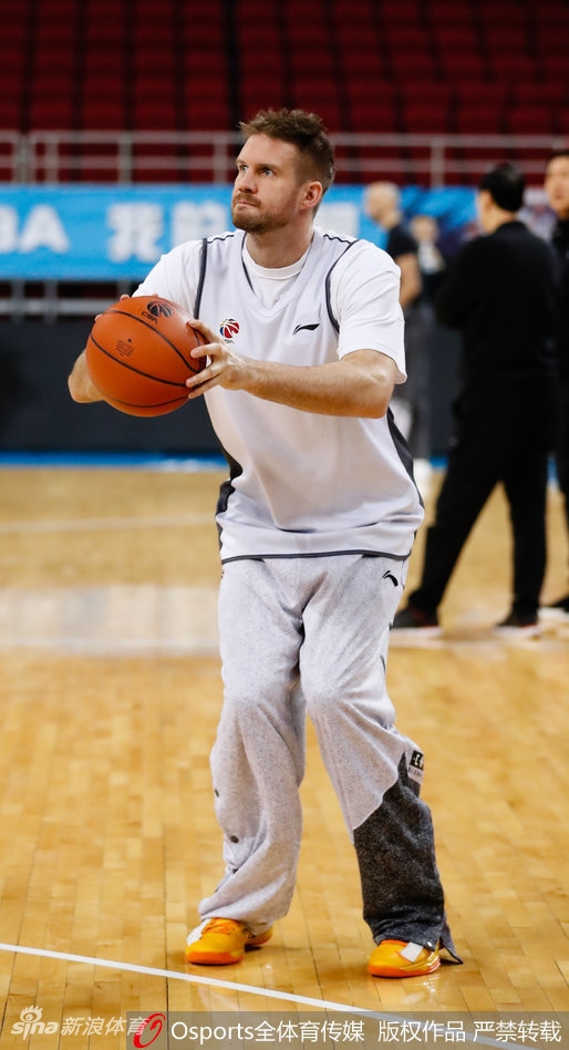 训练结束后，马布里低头整理护臂，巨大的五棵松LOGO在地板上若隐若现，他与这方地板的缘分在角色转换中得以延续。