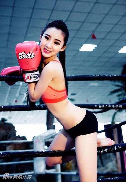 萌萌坐在篮球旁回眸凝视,窈窕背影与篮球相映,画面静谧而充满力量感