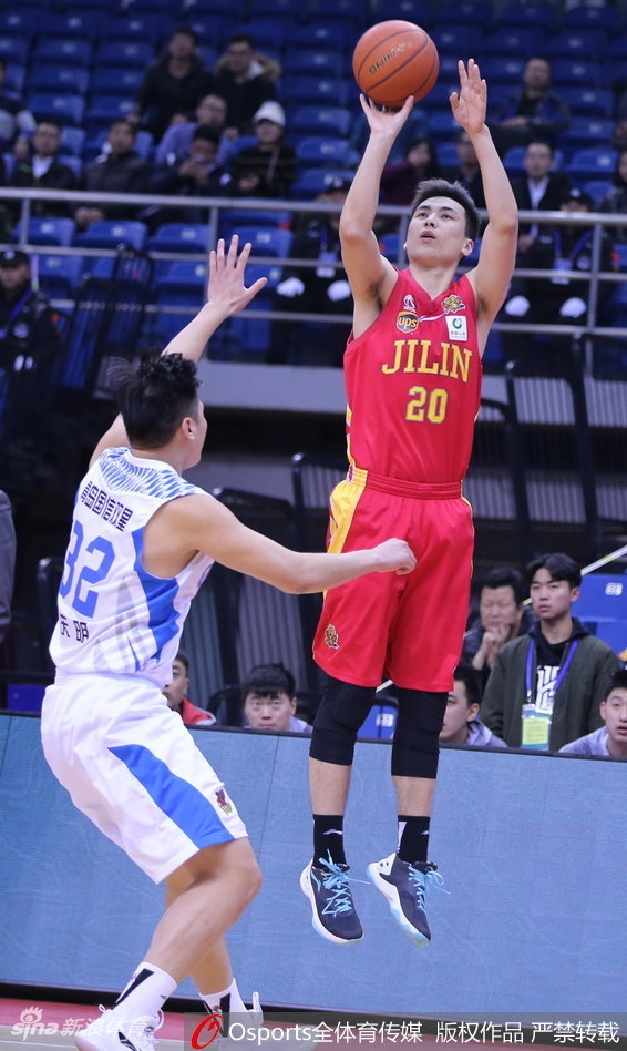 吉布森在吉林队球员的严密防守下,依然冷静地运球穿越赛场,眼神中透露出必胜的决心。