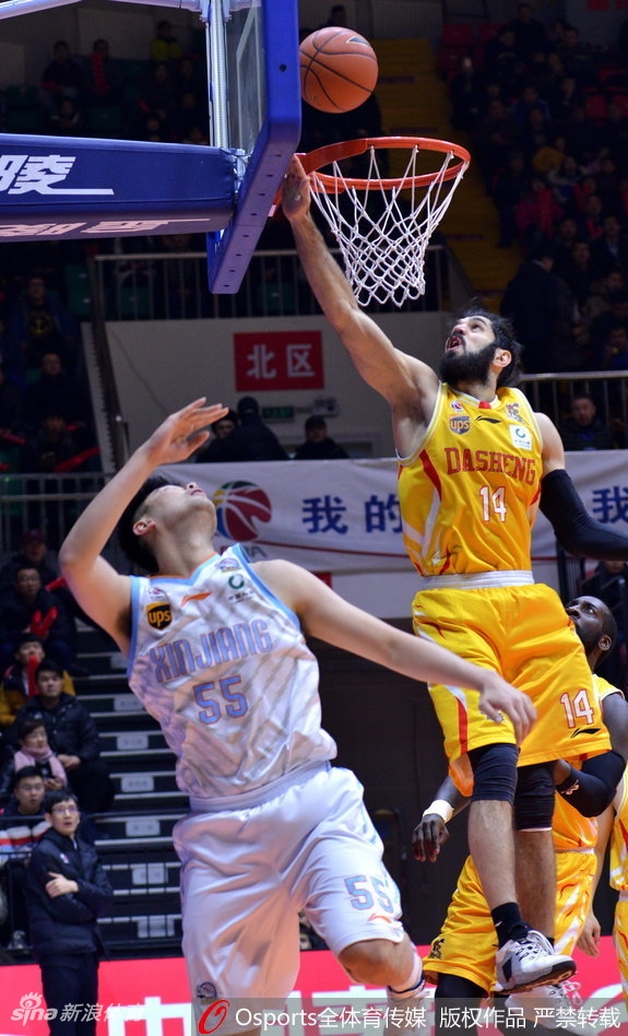 同曦外援帕戈面对防守高高跃起,投出手中篮球的瞬间,他的眼神如鹰隼般锐利,死死盯着那决定命运的篮筐,三分线外弥漫着他此役八度穿针的杀气。