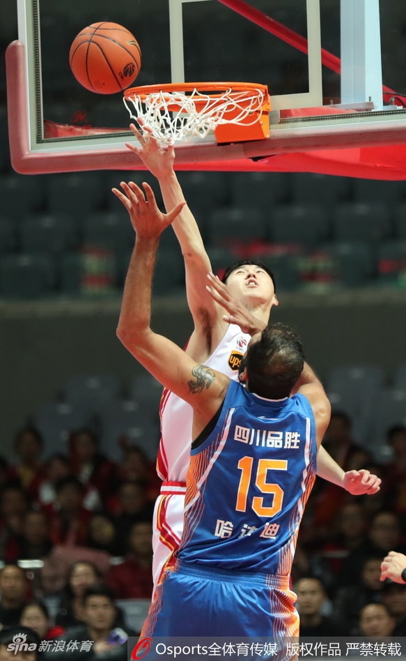 比赛结束后，哈达迪紧握双拳仰天长啸，身后的队友们纷纷涌上前来，庆祝这场来之不易的客场胜利。