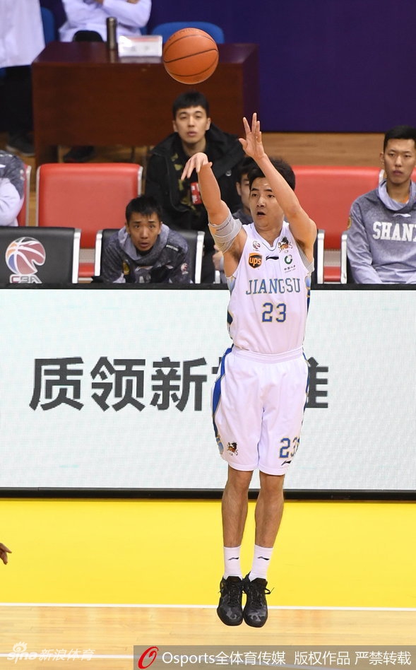 老将易立持球强行突破，他的身影如箭般锐利，面对山西防守悍将李敬宇的贴身紧逼，依旧毫无惧色地杀向内线，展现着江苏篮球的坚韧风骨。