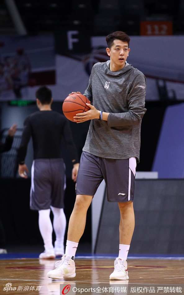 训练间隙，两名队友相视而笑击掌鼓劲，兄弟般的默契在无声中传递。