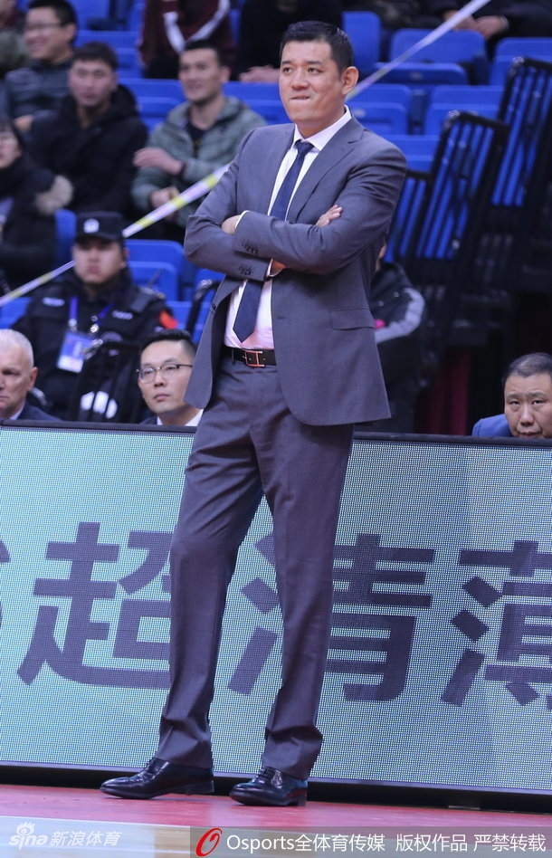 青岛队核心吉布森在完成一次精彩进攻后,握拳怒吼,尽情宣泄着比赛中的激情与压力。