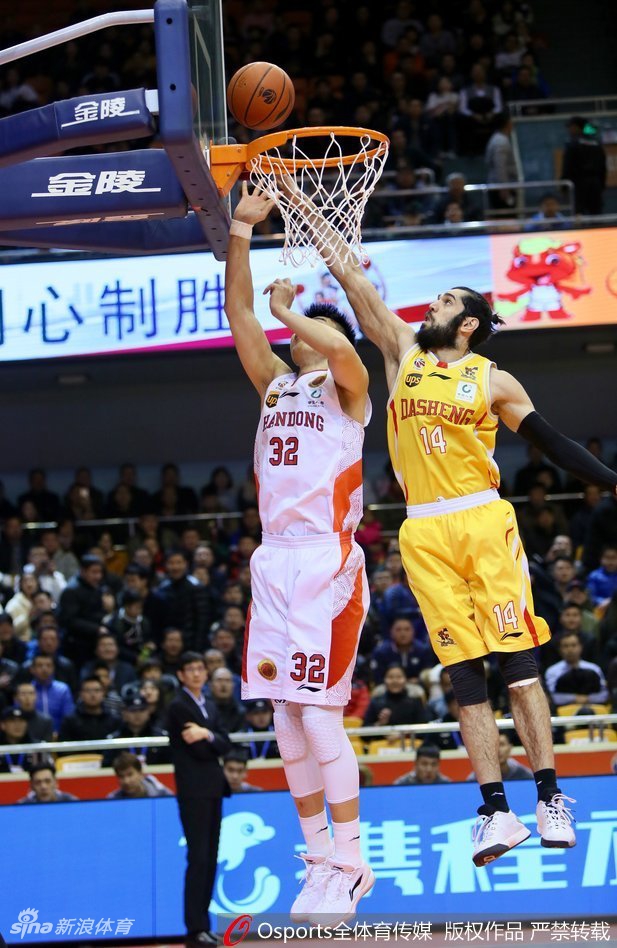 丁彦雨航单挑巴赫拉米,面对号称亚洲第一小前锋的防守,丁彦雨航毫无惧色,持球强行突破瞬间