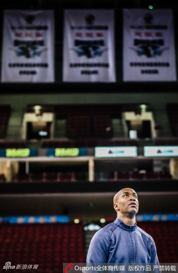 马布里在训练中嘴角微扬，身着灰色训练服的他显得格外从容，这抹笑容里藏着对这片场地每一寸木地板的眷恋与熟稔。