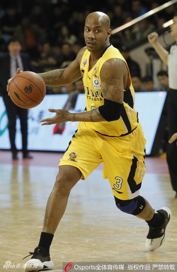 北控外援兰多夫迎着防守强起暴扣,双手挂框彰显暴力美学,让吉林队的内线防守显得无可奈何。