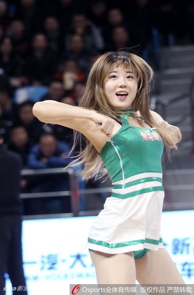 队员在观众手机的环绕中热舞，脸上绽放灿烂笑容，与看台闪光灯交相辉映