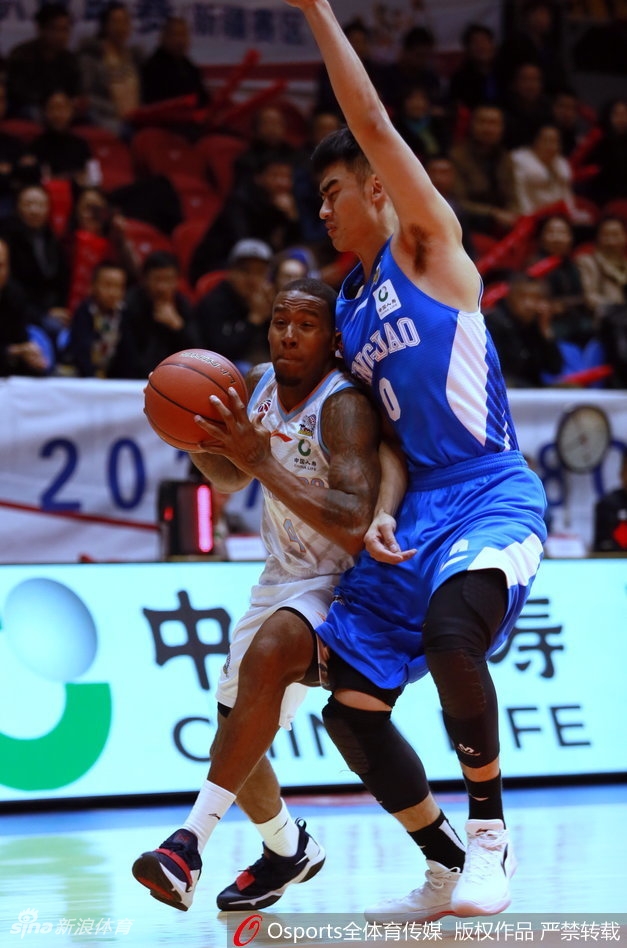 青岛队外援吉布森在严防死守下强行突破,虽然身姿矫健,却难敌新疆队编织的铜墙铁壁。