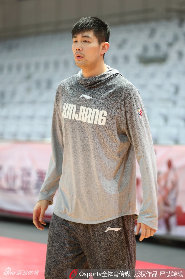 新疆男篮核心外援亚当斯在训练中眼神坚毅,高强度运球后跳起投篮,汗水在空中划出晶莹的弧线。