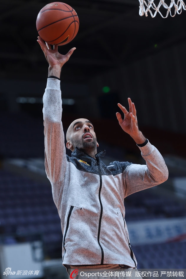 训练馆灯光下，年逾不惑的马布里目光如炬，嘴角挂着轻松的微笑，仿佛在向岁月无声地宣战。