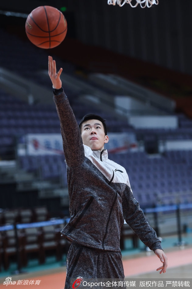 赛后阿的江指导面色平静地与队员击掌，尽管失利，但他依然给予年轻战士们鼓励的眼神，场边的计分牌定格在84-91。