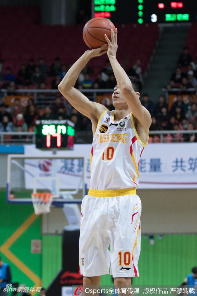 宋建骅底角三分出手瞬间，篮球在空中划过一道弧线，全场目光聚焦于球的轨迹