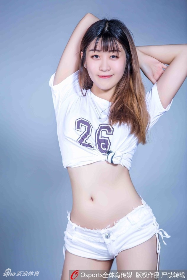 动感的舞姿被瞬间定格,飞扬的发丝和有力的手臂动作充满了张力,完美诠释了啦啦队表演的活力四射与澎湃激情。