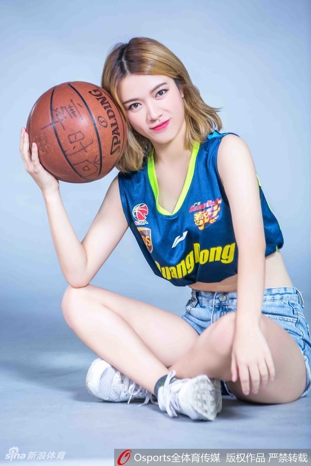 篮球宝贝双手叉腰,自信满满,球衣上的广东队标志格外醒目