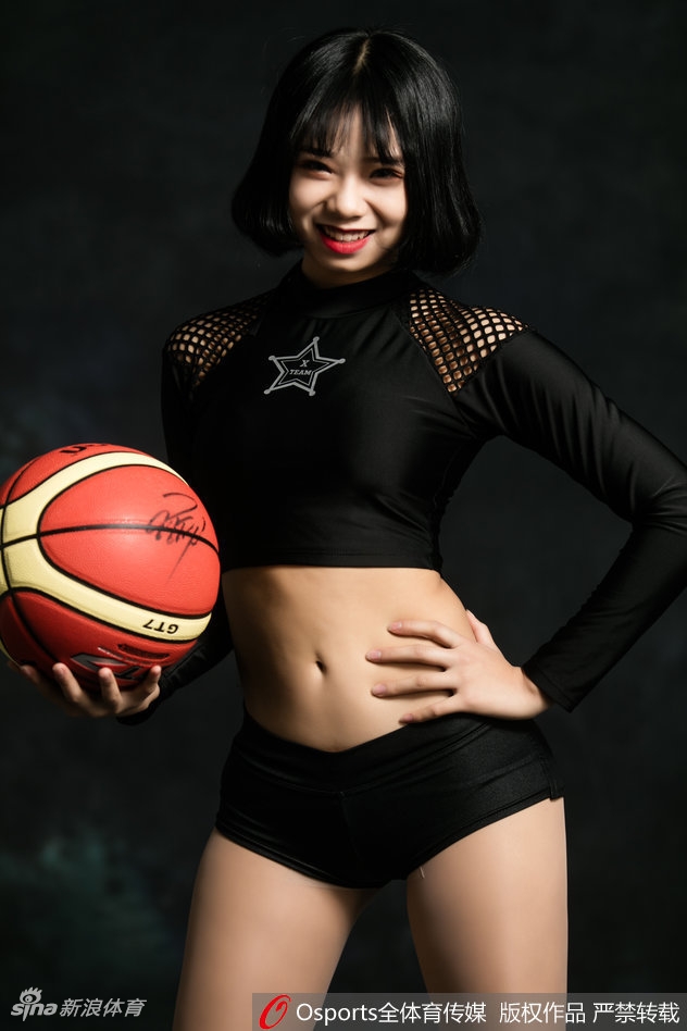 伴随着劲爆的音乐，队员们整齐划一舞动青春，纤细腰身随着节奏扭动，活力四射