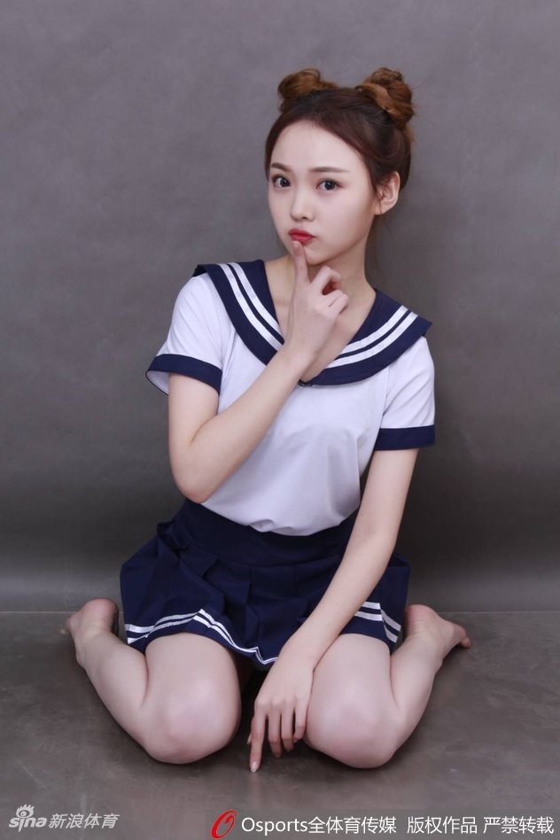 女孩双手抱着篮球，长发披肩，站在校园操场上露出治愈系的甜美笑容