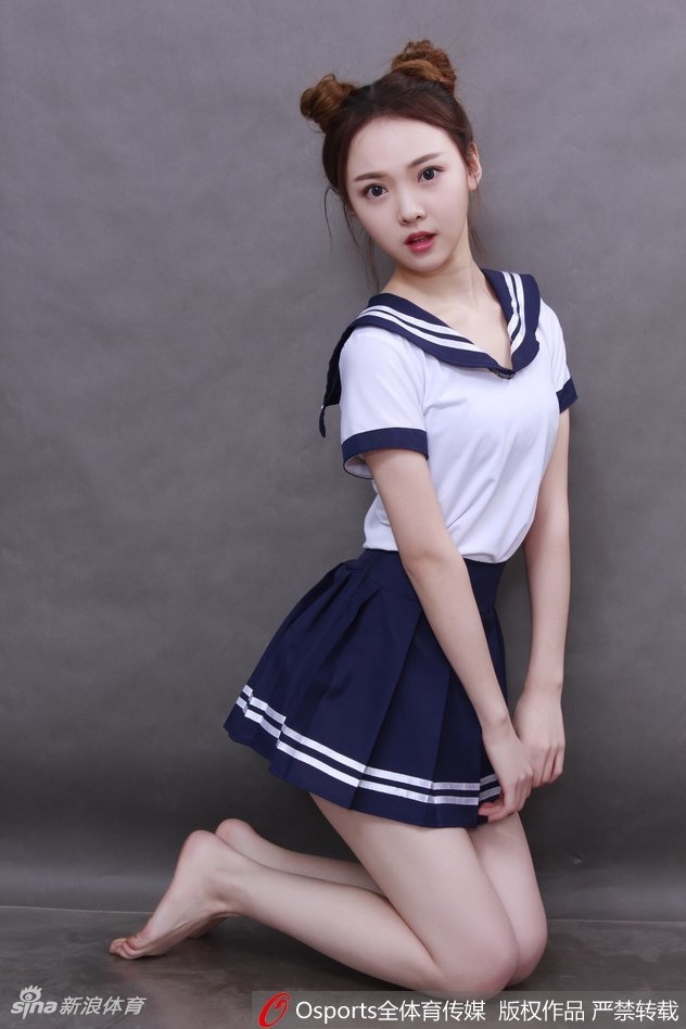 阳光洒在女孩认真的侧脸上，她身穿白色衬衫搭配格子领带，洋溢着浓浓的学院气息