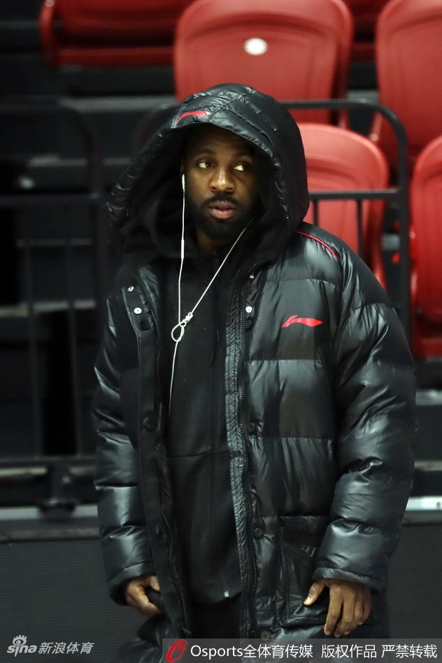 队长睢冉在训练中紧咬牙关,汗水浸湿了球衣,他挥舞着手臂指挥着队友的防守站位。