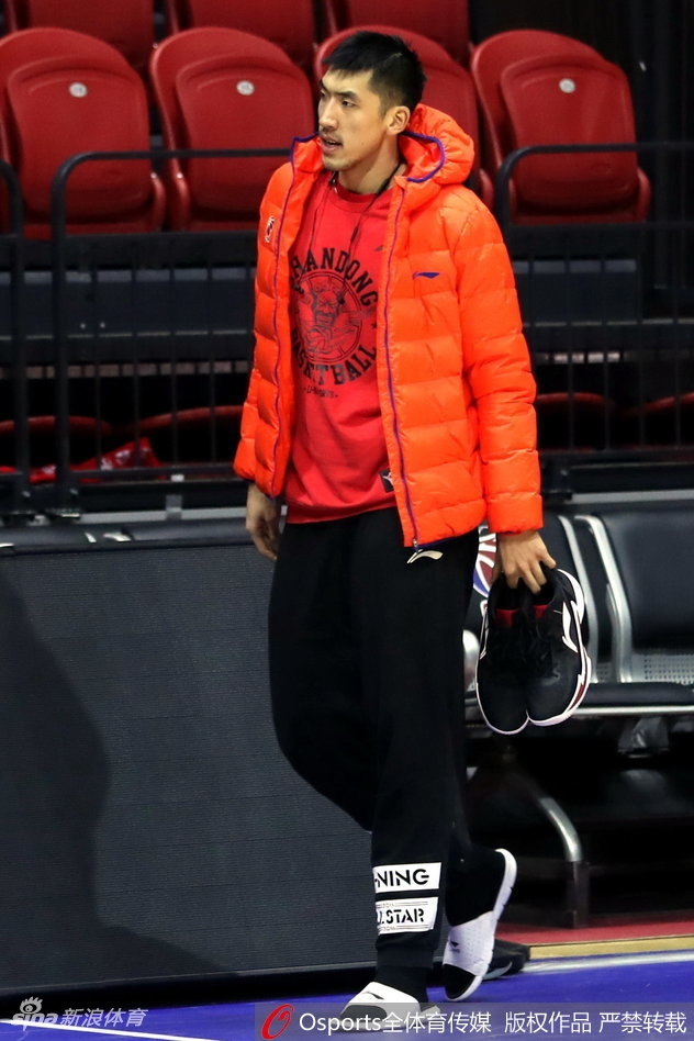 小外援劳森在训练中轻松突破防线,他灵巧的控球和精准的跳投,是山东队撕开对手防守的利刃。