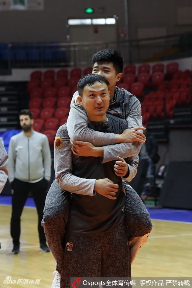 赛前热身完毕,山东男篮全队围拢在一起,手叠手高喊加油,团队的信念在此刻凝聚。