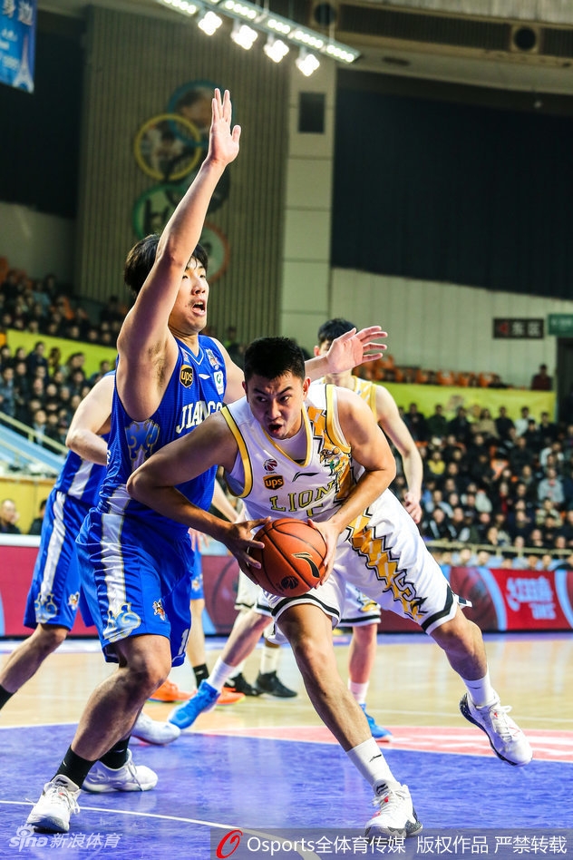 赵岩昊外线张手三分，皮球离弦之箭穿透篮网，掀起主场一片橙色狂潮