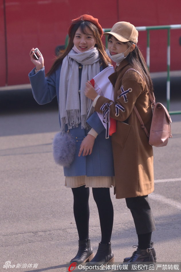 这位身穿简约休闲装的女球迷,眉眼如画,在赛场灯光的映衬下,宛如从画报中走出的电影明星。