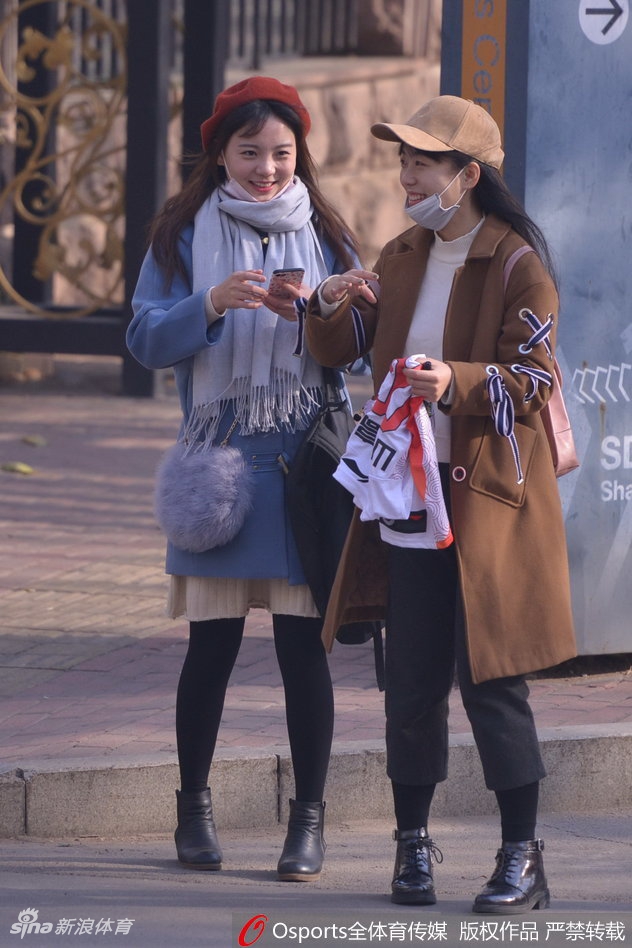 清纯可人的女球迷回眸一笑,眼神中透着对主队的无限关切,成为看台上一道清新的风景线。