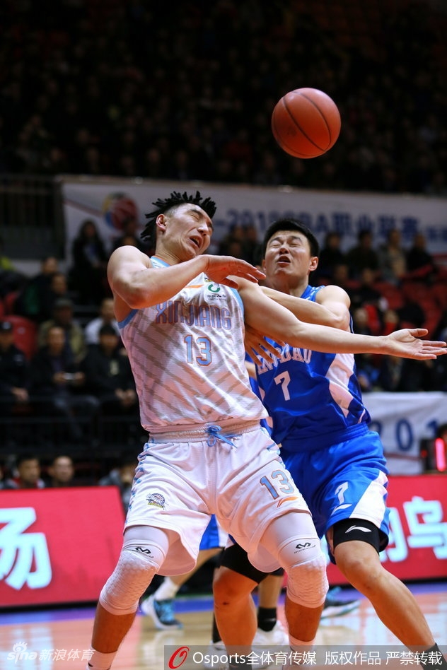 亚当斯如雨燕般灵巧地穿梭于青岛队防线之间,指尖轻拨,皮球应声入网,只留下对手无奈的身影。