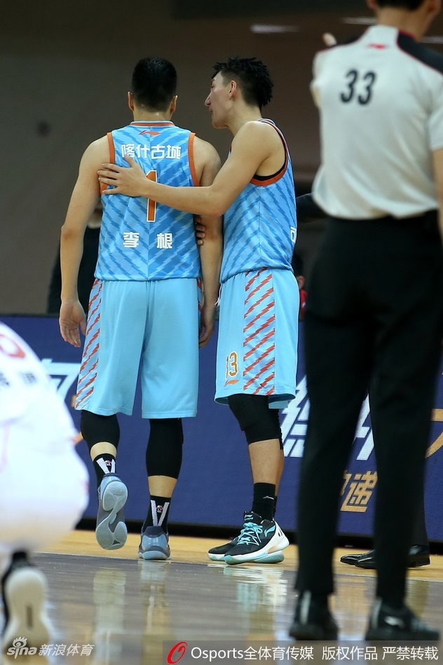 李根在队友的簇拥下被迫离场，眼神中仍充满不甘与愤怒，背影写满遗憾，通道口仿佛是他此刻的赛场终点