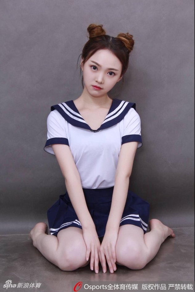 小惠休息间隙的自拍，俏皮地比出剪刀手，元气满满像邻家女孩