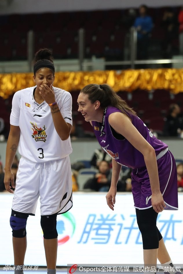 帕克在万千球迷的期待中完成首秀，虽然上半场略显拘谨，但她在篮下的统治力逐渐显现，一次次高高跃起摘下关键篮板。