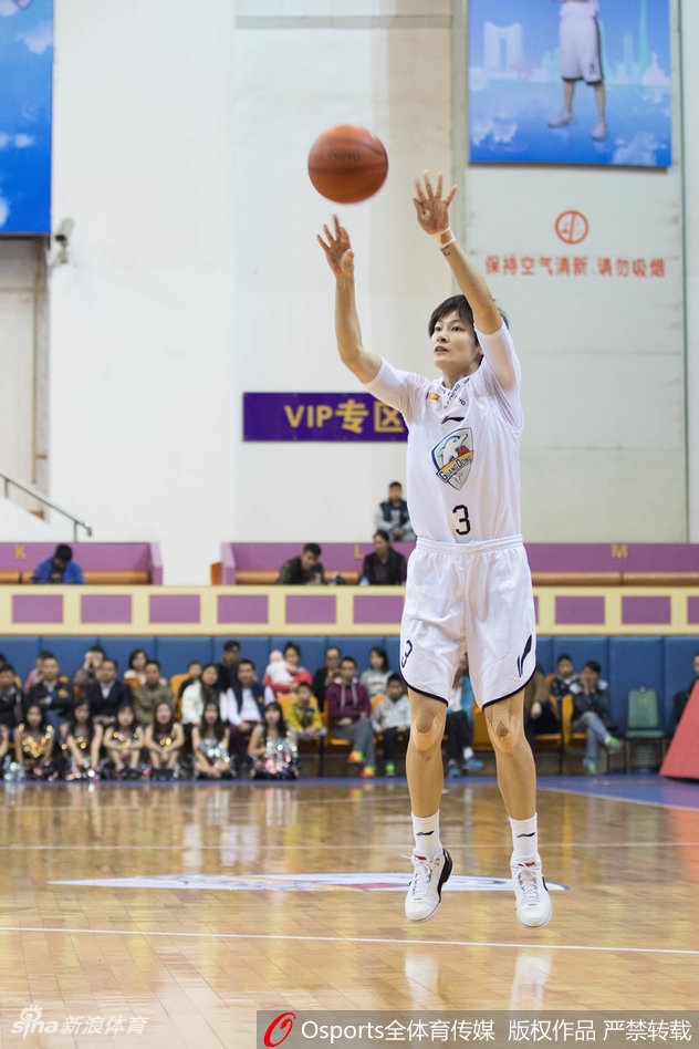 比赛结束后，广东队年轻球员难掩失落，队友上前轻轻拥抱安慰。竞技体育的残酷与温情，在这一刻交织。