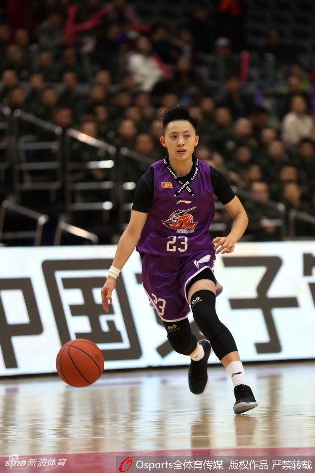 王丽丽无疑是今晚乌鲁木齐的英雄，她全场贡献20分，并在最后时刻如同冷血杀手一般，用一记决绝的上篮将胜利稳稳收入囊中。