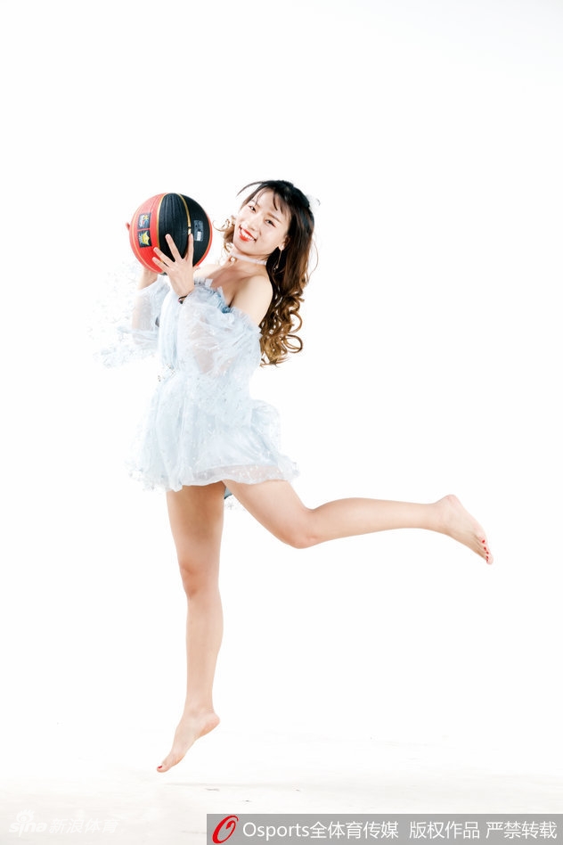 一名队员在队友的帮助下腾空跃起，在空中完成惊险的一字马动作，仿佛脱离了地心引力，成为全场瞩目的焦点