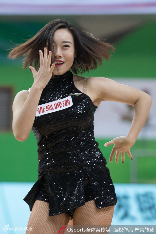 在灯光聚焦下，一位队员扎着高高的马尾，精致的侧颜和挺拔的身姿在热舞间隙定格，宛如赛场边的美丽雕塑