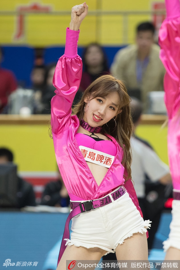 聚光灯下,广厦啦啦队队员们身着亮黄色劲装,马尾辫随着动感节拍高高甩起,她们面对镜头绽放出自信笑容,青春的活力瞬间点燃了整个球馆的激情。