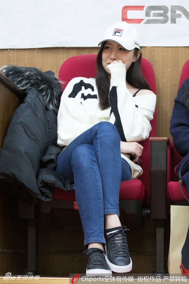 当广厦球员打出精彩的团队配合时，美女球迷毫不吝啬自己的欢呼。她双手比心，笑容灿烂得如同春日盛放的樱花，这股青春活力的气息透过屏幕扑面而来，让人真切感受到现场热烈的观赛氛围。