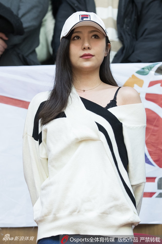 赛后，美女球迷似乎收到了来自场内的信息，她望向球员通道的方向，眼神中带着一丝关切与期待。微启的红唇仿佛在默默诉说着什么，这充满故事感的一幕，为这场激烈的比赛画上了一个温柔的省略号。