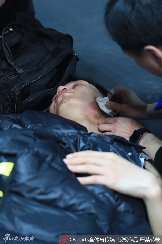 受伤后的许钟豪眼神坚毅,任由队医在血肉模糊的眉骨处穿针引线,剧痛之下眉头紧锁却一声不吭,尽显硬汉本色。