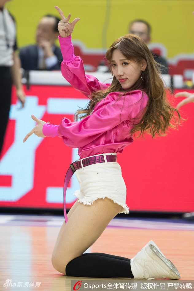 镜头拉近,这位啦啦队员在热舞间隙比出可爱的剪刀手,额头上细密的汗珠在灯光下闪闪发亮,她的眼神中透露出对主队胜利的坚定信念,用最甜美的笑容为德比大战增添了一抹亮色。