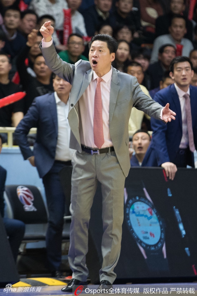 胡金秋篮下卡位要球，手臂肌肉线条彰显力量与专注