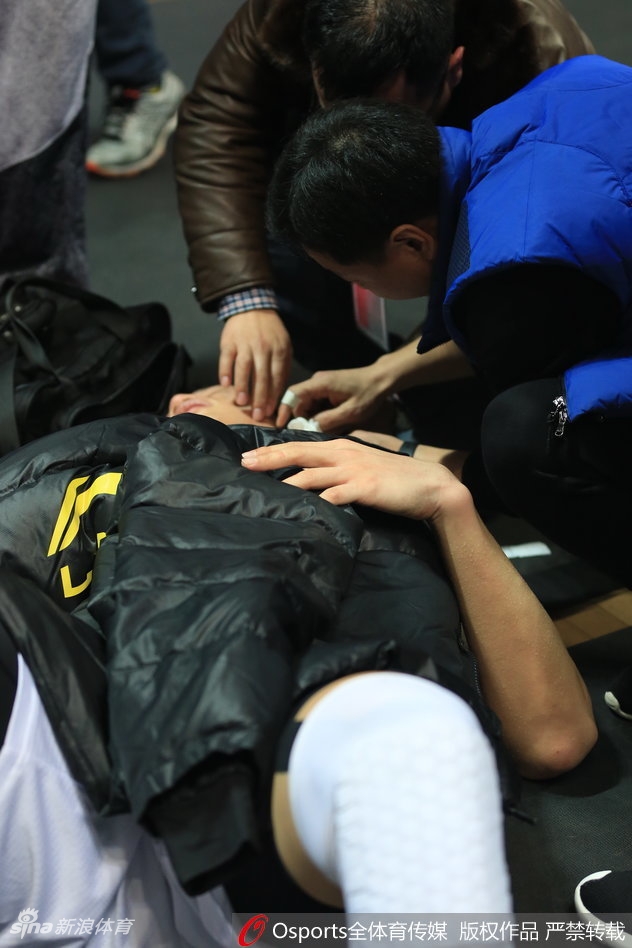 特写镜头下,缝合的伤口触目惊心,血珠顺着脸颊滑落,但这丝毫没有动摇许钟豪重返赛场的决心,他紧盯着球场方向。