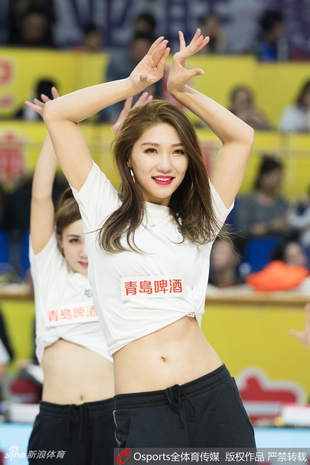 热舞过后,队员们摆出酷飒的结束造型。她们的眼神坚定地望向前方,脸上洋溢着的运动后的红晕,仿佛在向所有人宣告:这场德比的精彩,我们也是不可或缺的一部分。