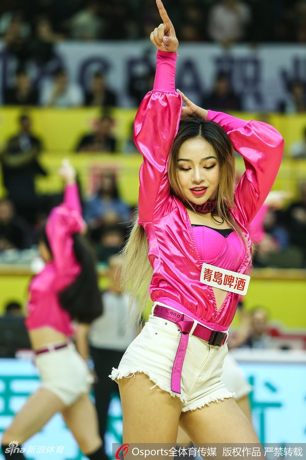 两位啦啦队员手持蓝色花球面对面热舞，动感十足，飞扬的发丝与灿烂笑容迸发出无限青春活力。
