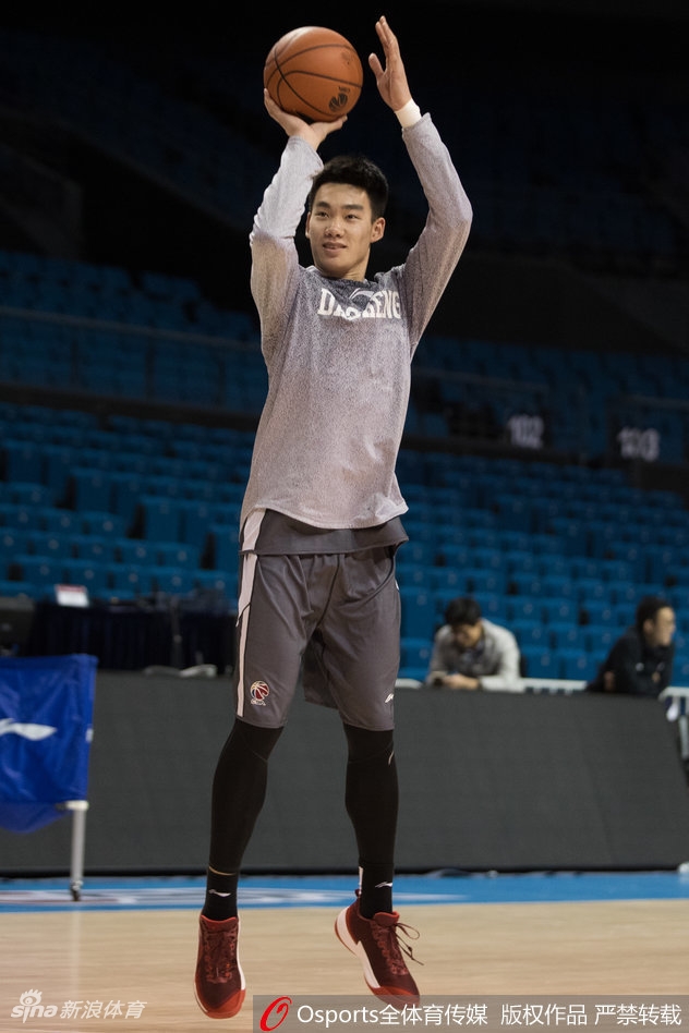 巴赫拉米在力量房中进行着核心力量训练，汗水浸透衣衫，他知道对抗激烈的比赛需要最强壮的身体作为支撑。